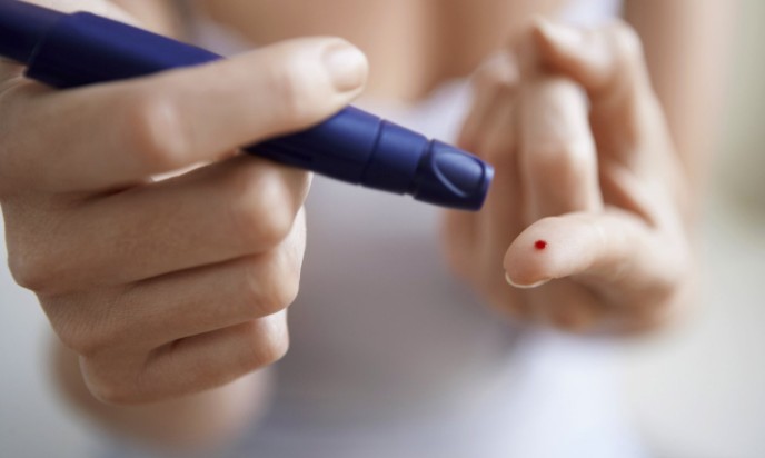 Persona relajándose en ambiente tranquilo